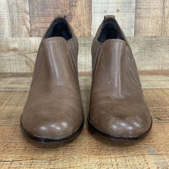 Clarks Artisan Brown Tan Distressed Leather Ankle Boots Womens 9.5M Pose Bootie - Picture 2 of 12